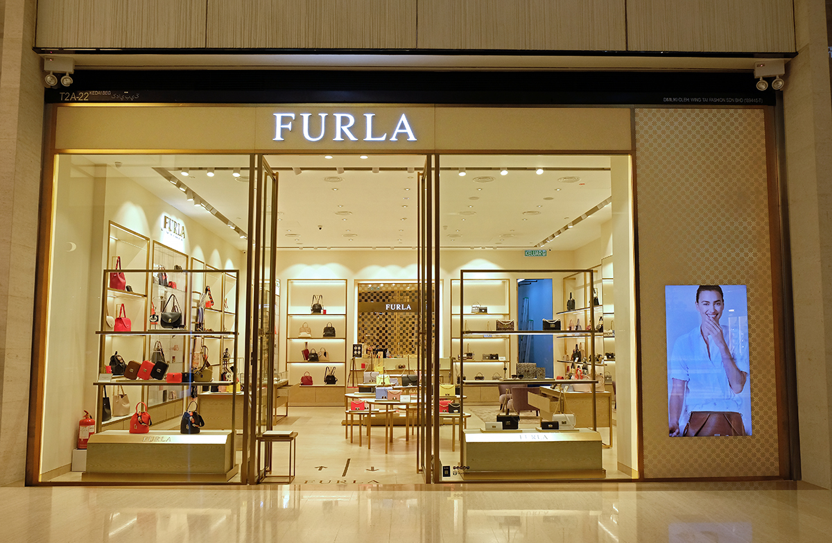 tumi pakuwon mall